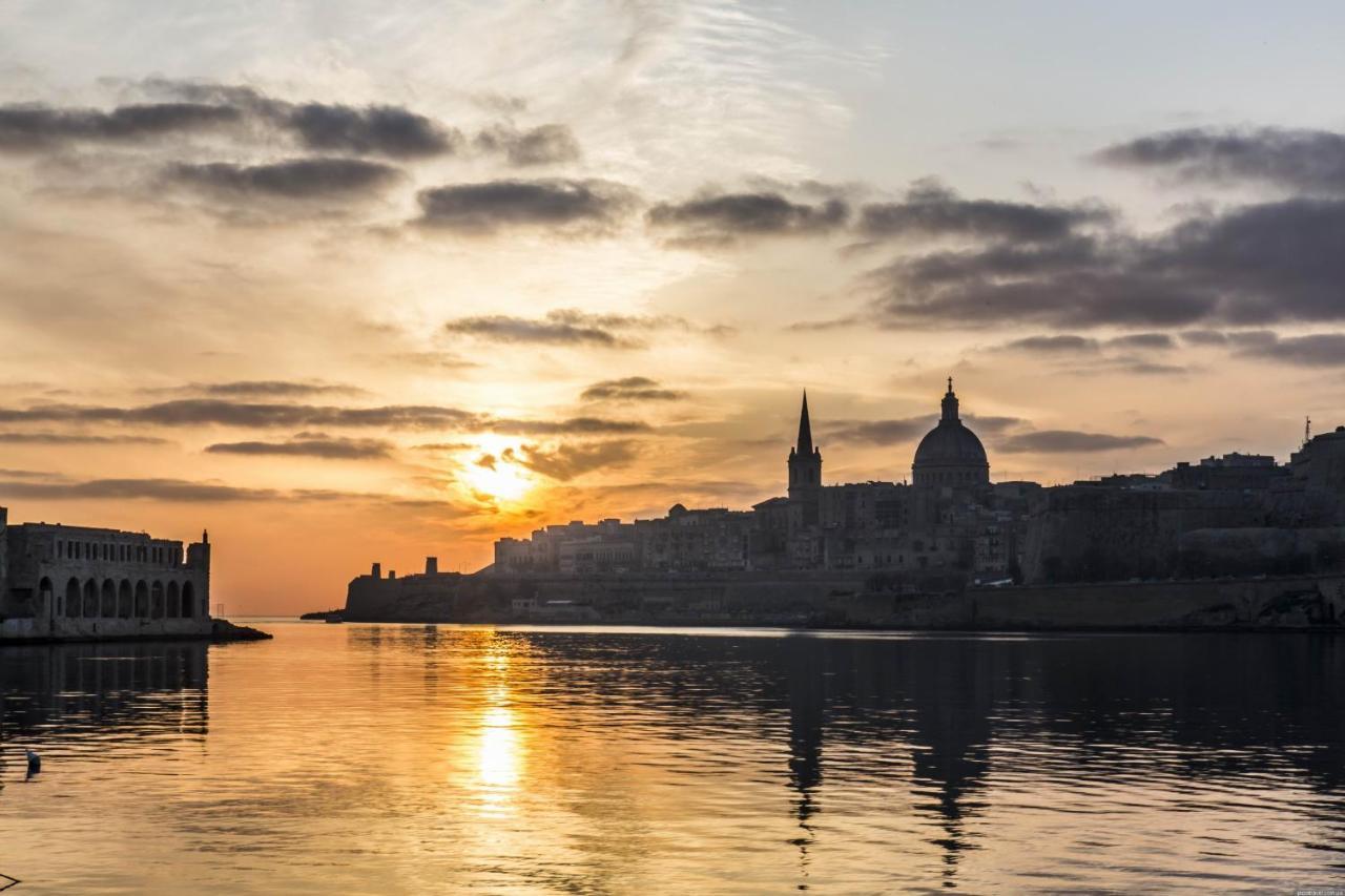 Luxe Apartment With Valletta And Harbour Views Sliema Exteriör bild