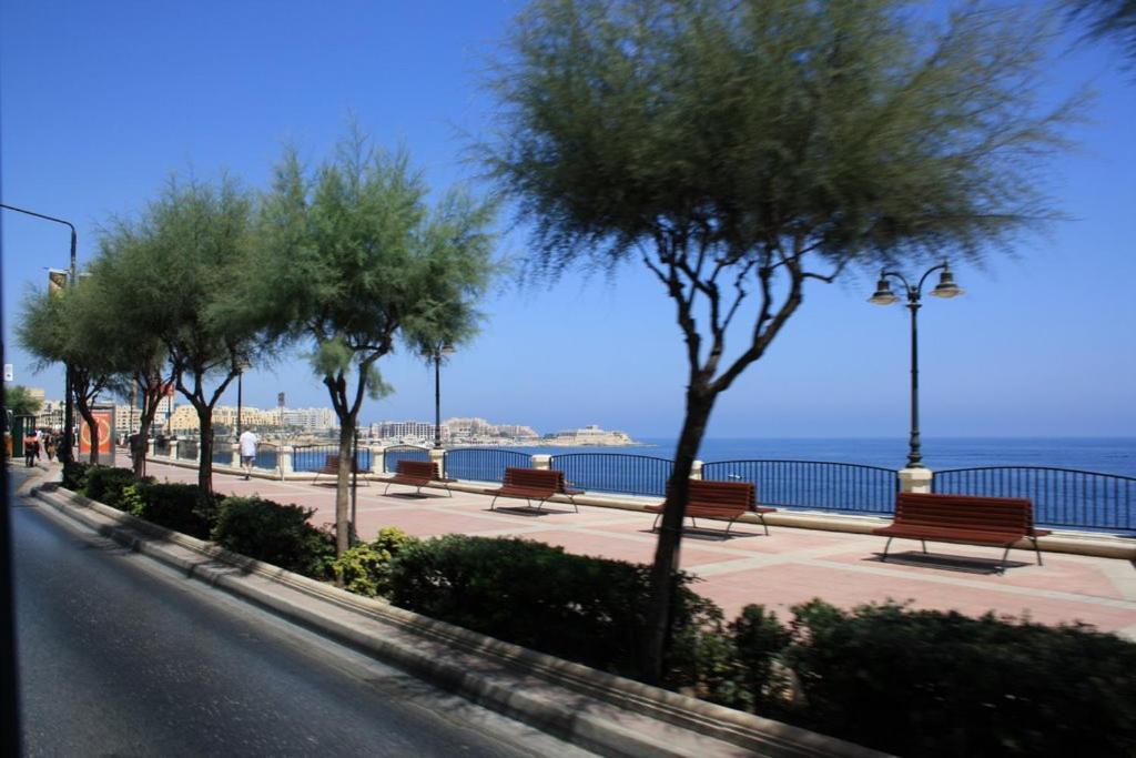 Luxe Apartment With Valletta And Harbour Views Sliema Exteriör bild