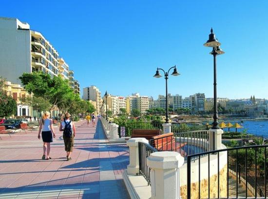 Luxe Apartment With Valletta And Harbour Views Sliema Exteriör bild