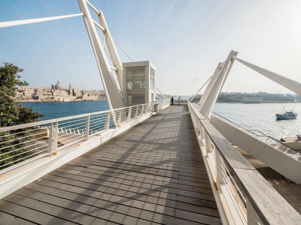 Luxe Apartment With Valletta And Harbour Views Sliema Exteriör bild
